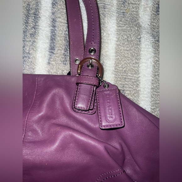 Vintage coach bag. Great condition. Slightly faded bottom corners. Rarely worn. - Picture 2 of 4